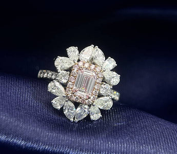 彩鑽鑒賞 - 繁花似錦 · 祖母綠切割粉鑽花戒指 - WILLS JEWELLERY