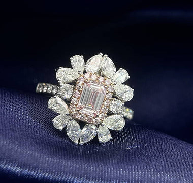 彩鑽鑒賞 - 繁花似錦 · 祖母綠切割粉鑽花戒指 - WILLS JEWELLERY