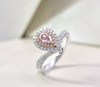 WILLS 款式鑒賞 ~ 浪漫純真 · 梨形粉鑽V形圍鑽戒指 - WILLS JEWELLERY