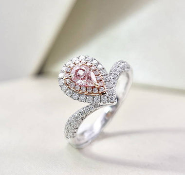WILLS 款式鑒賞 ~ 浪漫純真 · 梨形粉鑽V形圍鑽戒指 - WILLS JEWELLERY