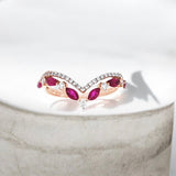 V型戒指・紅寶石 - WILLS JEWELLERY