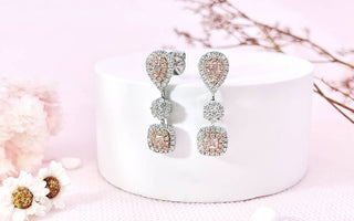 款式鑒賞 - 粉白格調  ·  小果實梨形及雷地恩形粉鑽耳環 - WILLS JEWELLERY