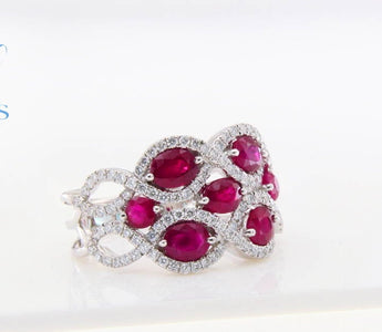 WILLS 款式鑒賞 ~ 復古風鏤空波浪紋設計 紅寶石交織圍邊鑽戒 - WILLS JEWELLERY