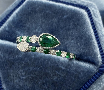 WILLS 款式鑒賞 ~ 綠寶石&鑽石．開口秘戒 - WILLS JEWELLERY