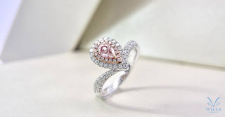 WILLS 款式鑒賞 ~ 浪漫純真  ·  梨形粉鑽V形圍鑽戒指 - WILLS JEWELLERY