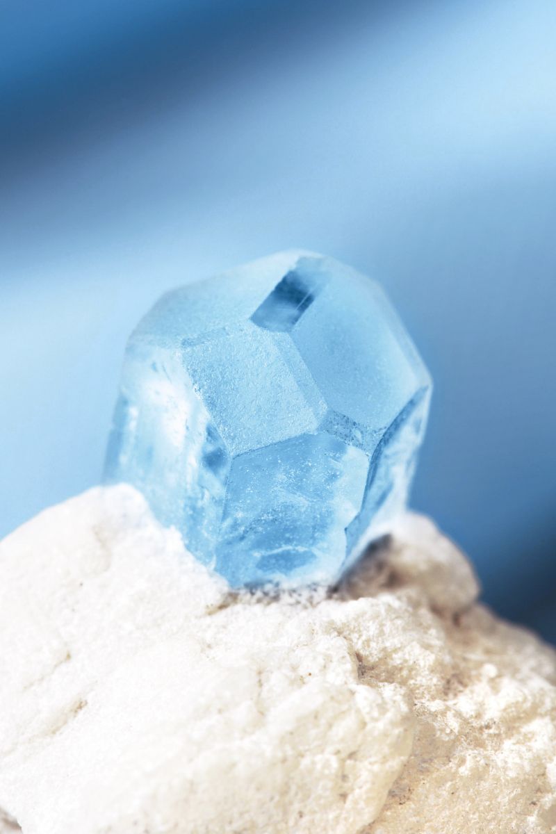 3月誕生石海藍寶 Aquamarine 珠寶，象徵勇氣、幸福與青春