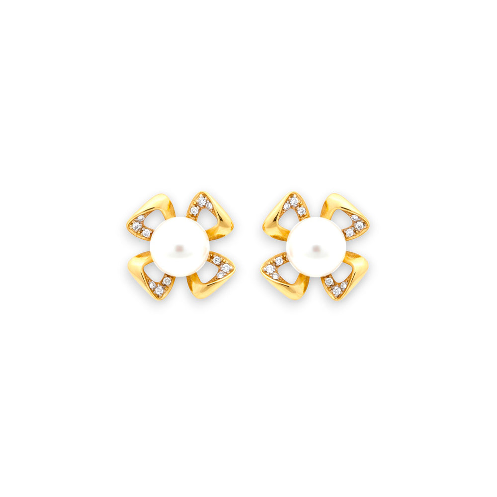 Flower-shaped earrings ・ 7mm Japanese Akoya pearls