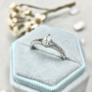 梨形鑽石Y形戒指