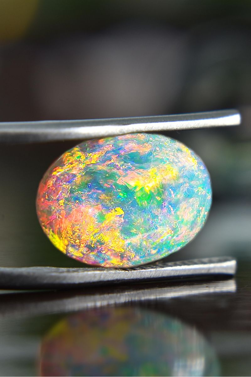 10月誕生石蛋白石 Opal 珠寶，象徵靈感、奇蹟、創造力與多彩個性
