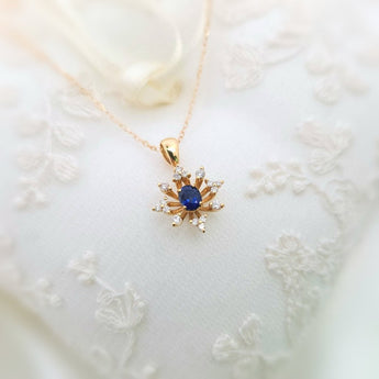 綻放花漾頸鏈．墨藍色藍寶石 - WILLS JEWELLERY
