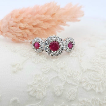 三石圓形紅寶石圍鑽戒指 - WILLS JEWELLERY
