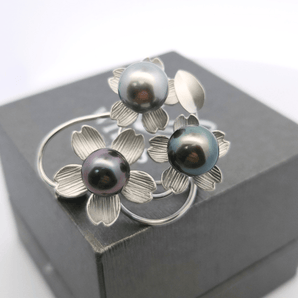 三朵小花胸針 • 大溪地珍珠 - WILLS JEWELLERY