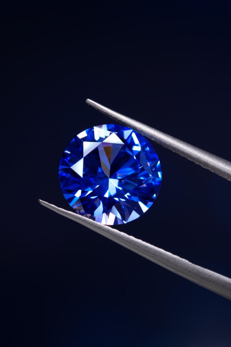 9月誕生石藍寶石 Sapphire 珠寶，象徵智慧、忠誠、沉靜與安定