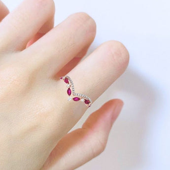V型戒指・紅寶石 - WILLS JEWELLERY