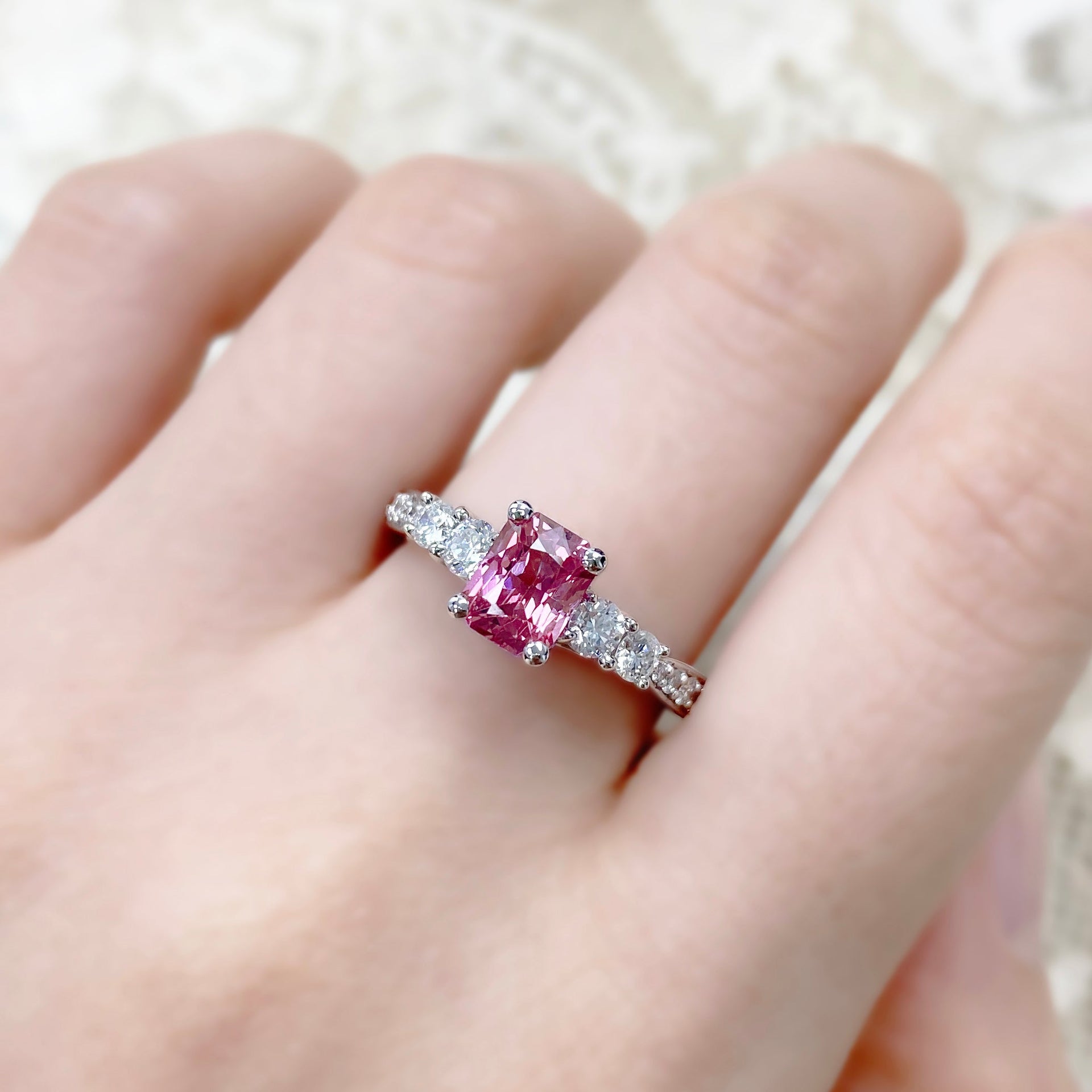 18K白金天然1.22ct雷地恩形粉紅色藍寶石鑽石戒指 (附証書) - WILLS JEWELLERY