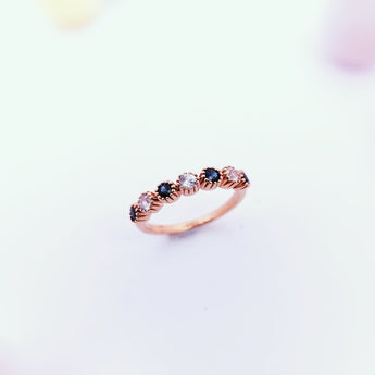 《Dreamy》華麗包邊密釘藍寶石白寶戒指 - WILLS JEWELLERY