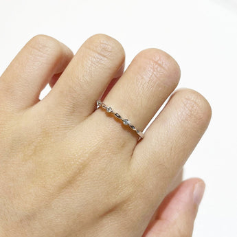 欖尖圓點鑽石線戒 III - WILLS JEWELLERY