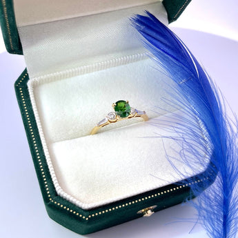 古典旦形沙弗萊寶石長梯方鑽石戒指 - WILLS JEWELLERY