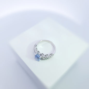 蝴蝶戒指．淺薰衣草藍色藍寶石 - WILLS JEWELLERY