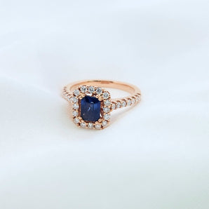 圍鑽戒指 · 皇家藍藍寶石 - WILLS JEWELLERY