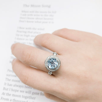 經典圓海藍寶圍鑽戒指 - WILLS JEWELLERY