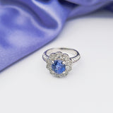 圍鑽戒指．薰衣草藍色藍寶石 - WILLS JEWELLERY