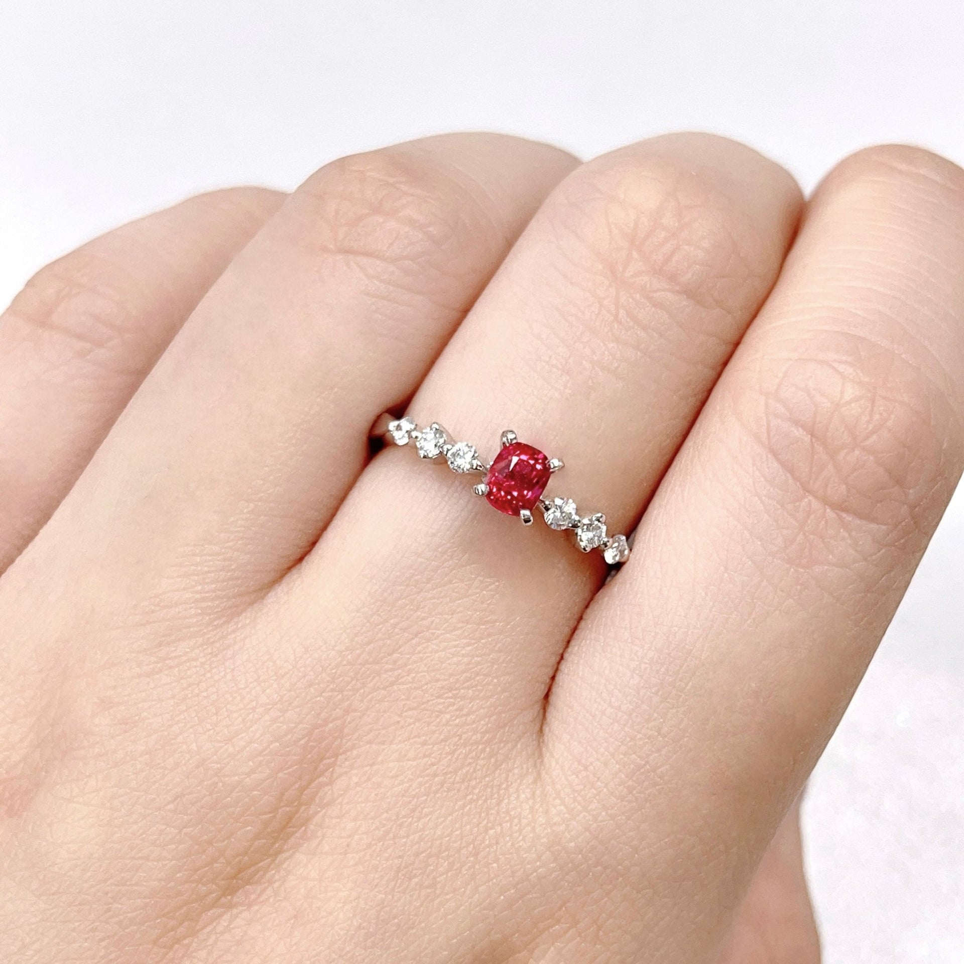天然枕形紅色尖晶石鑽石戒指 - WILLS JEWELLERY