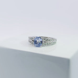 蝴蝶戒指．淺薰衣草藍色藍寶石 - WILLS JEWELLERY