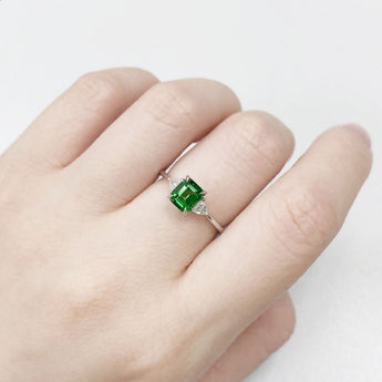 天然階梯形沙弗萊寶石鑽石戒指 - WILLS JEWELLERY