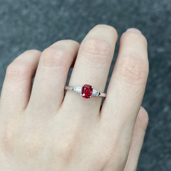 天然枕形紅寶石拼梯方鑽石戒指 - WILLS JEWELLERY