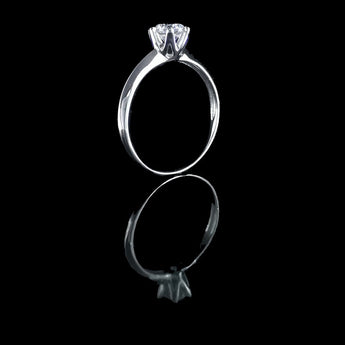 經典六爪皇冠劍脊鑽石戒指款式 - WILLS JEWELLERY