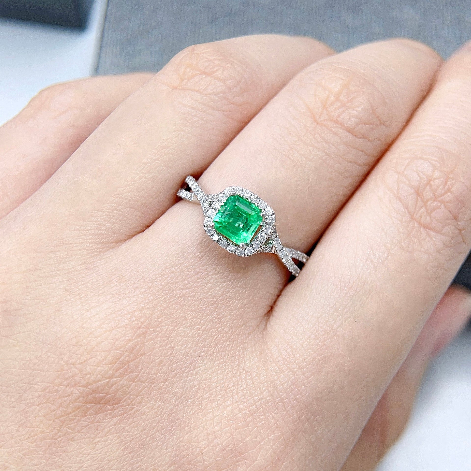 祖母綠形綠寶石鑽石戒指 (哥倫比亞) - WILLS JEWELLERY