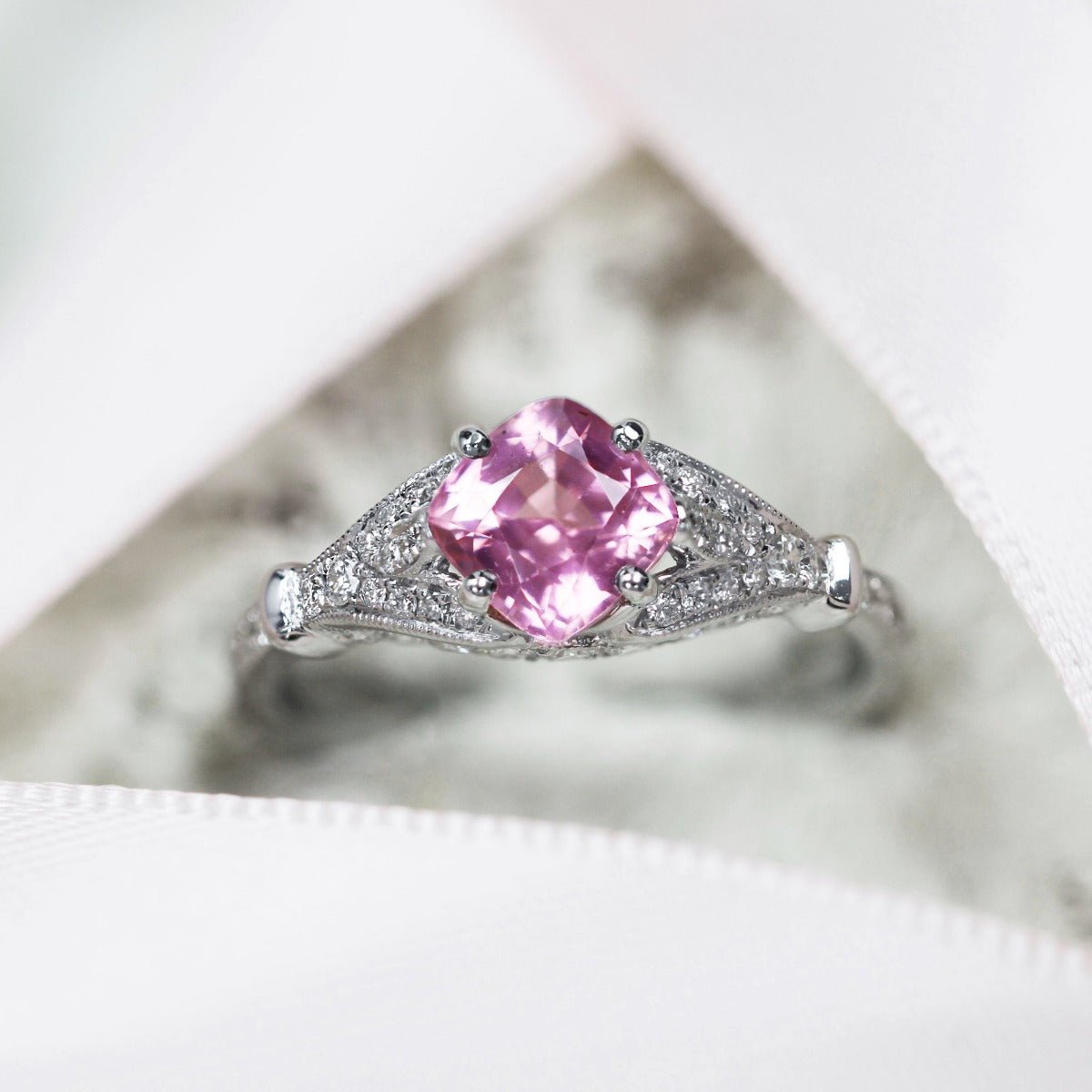 正方枕形切割粉紫色藍寶石鑽石戒指 - WILLS JEWELLERY