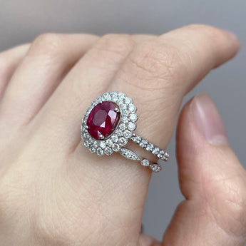 橢圓形紅寶石雙層圍石珠邊戒指 - WILLS JEWELLERY
