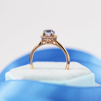 圓形無燒藍寶石圍鑽戒指 - WILLS JEWELLERY